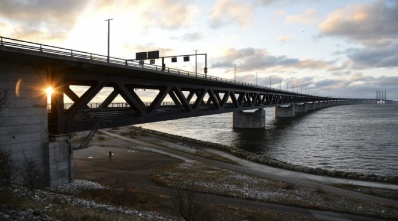 epa05086877 The sun sets over the Oresund Bridge between Sweden and Denmark, in Malmo, Sweden, 03 January 2016. Swedish authorities on 04 January will introduce mandatory identity checks for bus and train passengers entering Sweden.  EPA/JOHAN NILSSON SWEDEN OUT