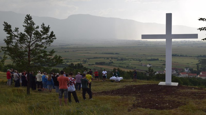 Mještani Bile zajedničkim radom podigli su zavjetni križ iznad sela