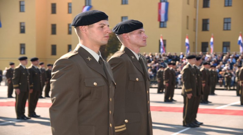 Zagreb, 24. rujna 2016. - Na Hrvatskom vojnom uèilitu (HVU) u Zagrebu, u vojarni "Petar Zrinski", u subotu je odrana sveèanost u povodu prisege 14. narataja kadeta Oruanih snaga Republike Hrvatske (OSRH) i obiljeavanja nove akademske 2016./2017. godine, a izaslanik ministra obrane istaknuo je da MORH u svim oblicima podupire suradnju OSRH i Sveuèilita u Zagrebu.  foto HINA / MORH/ J. Kopi / mm