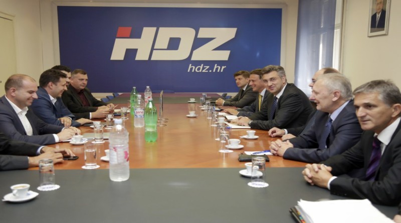 Zagreb, 26.09.2016 - Nastavak pregovora Hrvatske demokratske zajednice (HDZ) i Mosta nezavisnih lista o postizbornoj suradnji i sastavljanju Vlade u sredinjici HDZ-a. foto HINA/ Denis CERIÆ /dc