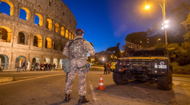 epa05690204 A soldier of Italian Army guards at the Colosseum area along via Fori Imperiali, in Rome, Italy, 28 December 2016. Seurity measures were increased in the Italian capital after the attack at a Christmas market in Berlin which killed 12 people.  EPA/CLAUDIO PERI