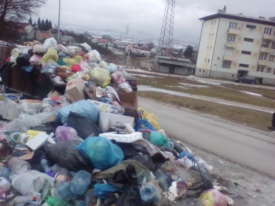 Kanalizacija teće kroz centar Glamoča, a ispred Doma Zdravlja u Glamoču nalazi se ogromna rupa puna kanalizacije