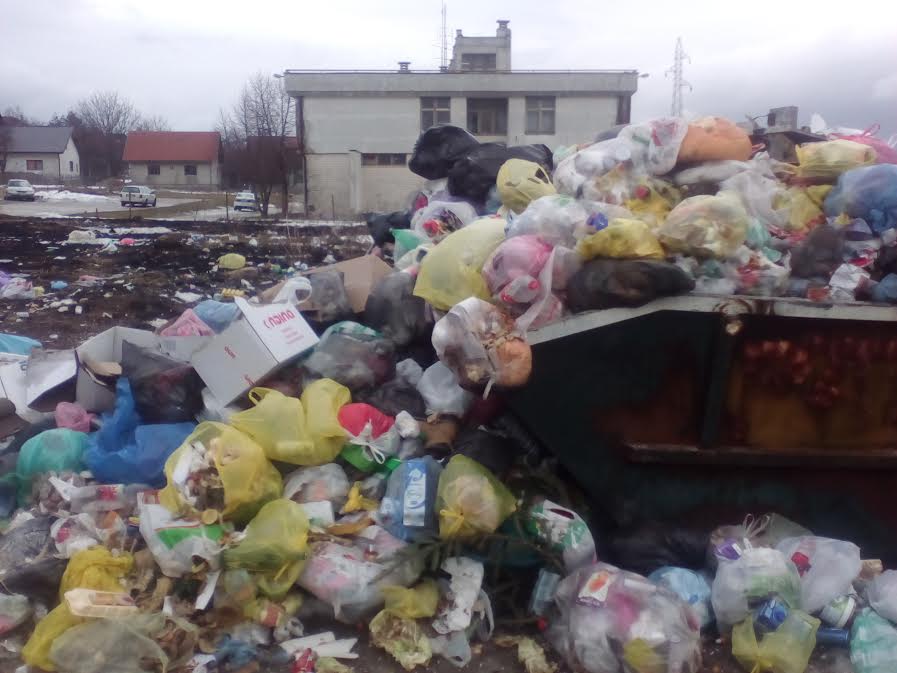 Kanalizacija teće kroz centar Glamoča, a ispred Doma Zdravlja u Glamoču nalazi se ogromna rupa puna kanalizacije