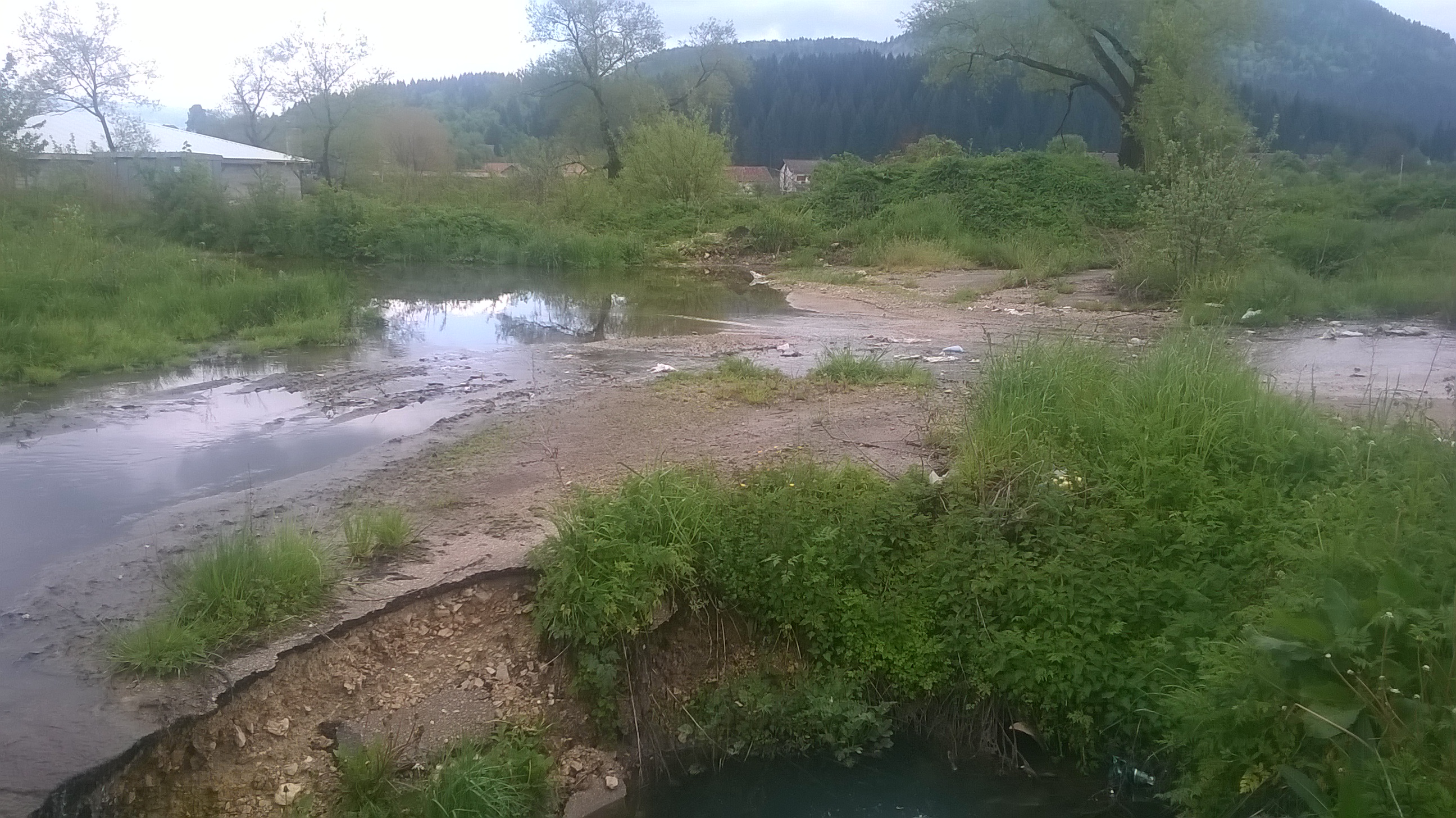 Kanalizacija teće kroz centar Glamoča, a ispred Doma Zdravlja u Glamoču nalazi se ogromna rupa puna kanalizacije