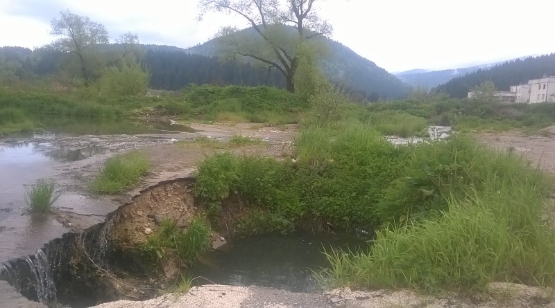 Kanalizacija teće kroz centar Glamoča, a ispred Doma Zdravlja u Glamoču nalazi se ogromna rupa puna kanalizacije