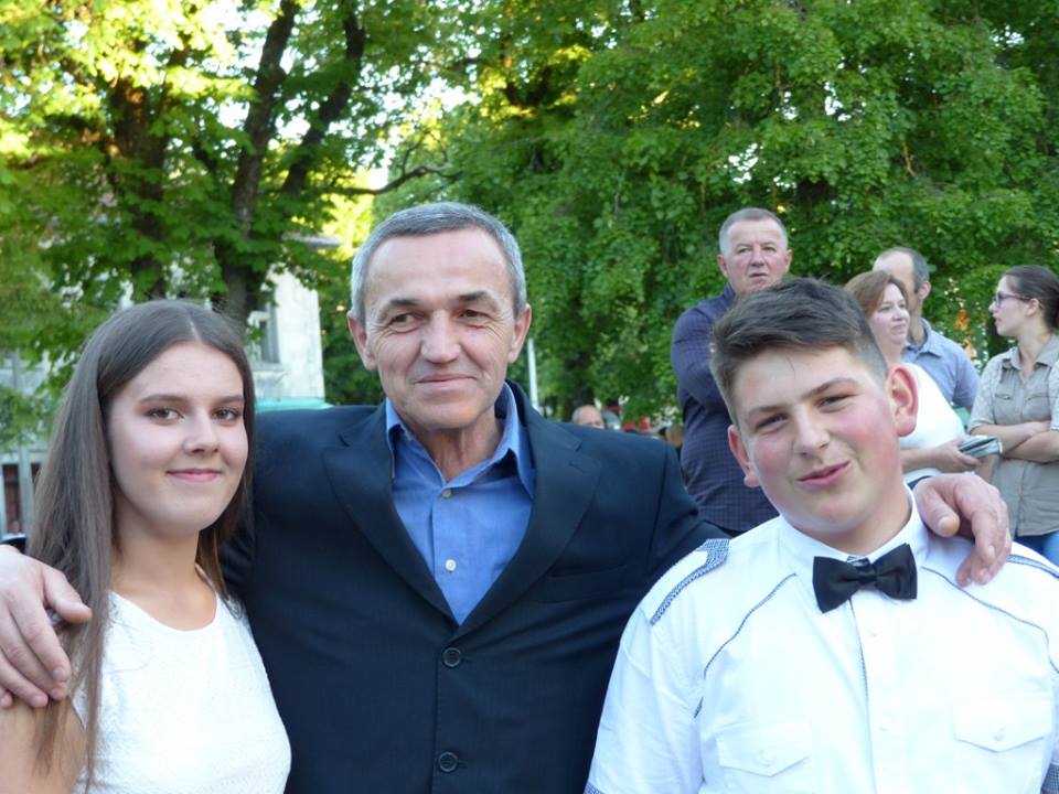 (FOTO) U petak učenici Osnovne škole Glamoč su proslavili maturalnu vecer