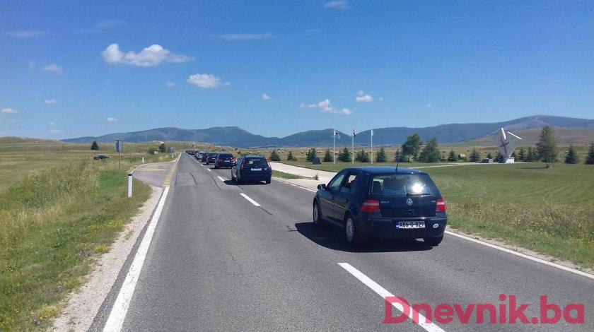 (FOTO) Kolone automobila prema Kupresu: Počinje manifestacija "1000 Ivana"