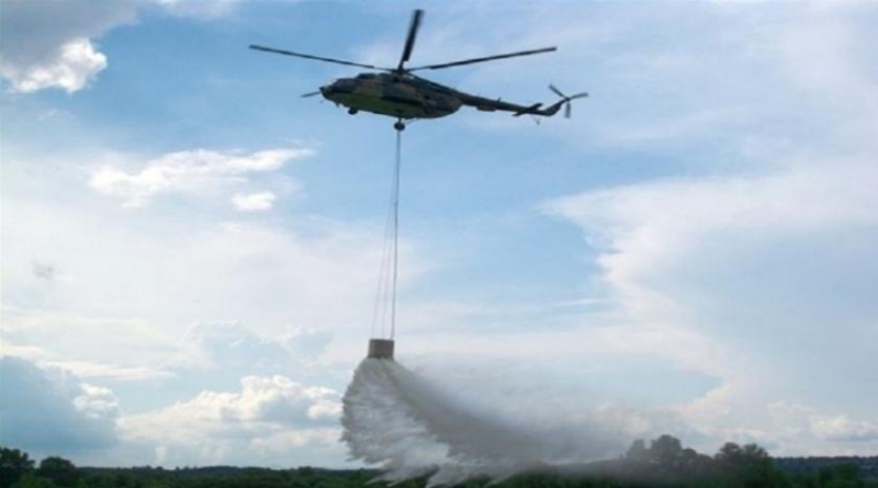 Helikopter Oružanih snaga BiH gasi požare kod Drvara