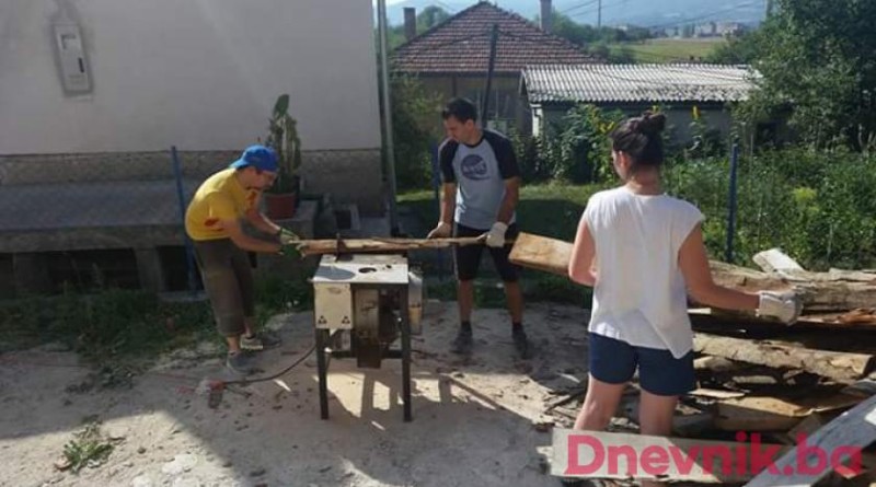 NESEBIČNA POMOĆ: Mladi Talijani pomažu župniku u Drvaru