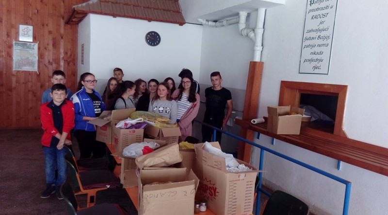 FOTO: Osnovna škola "Glamoč" darovala hranu pučkoj kuhinji u Glamoču