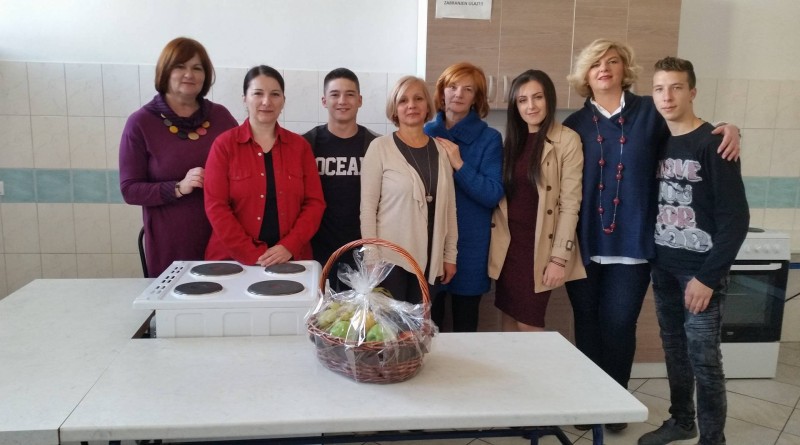 UG "Hrvatska žena" posjetila je Srednju strukovnu školu Silvija Strahimira Kranjčevića u Livnu povodom obilježavanja Dana kruha - dana zahvalnosti za plodove zemlje