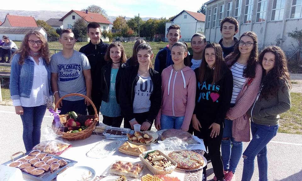 FOTO: Osnovna škola "Glamoč" darovala hranu pučkoj kuhinji u Glamoču