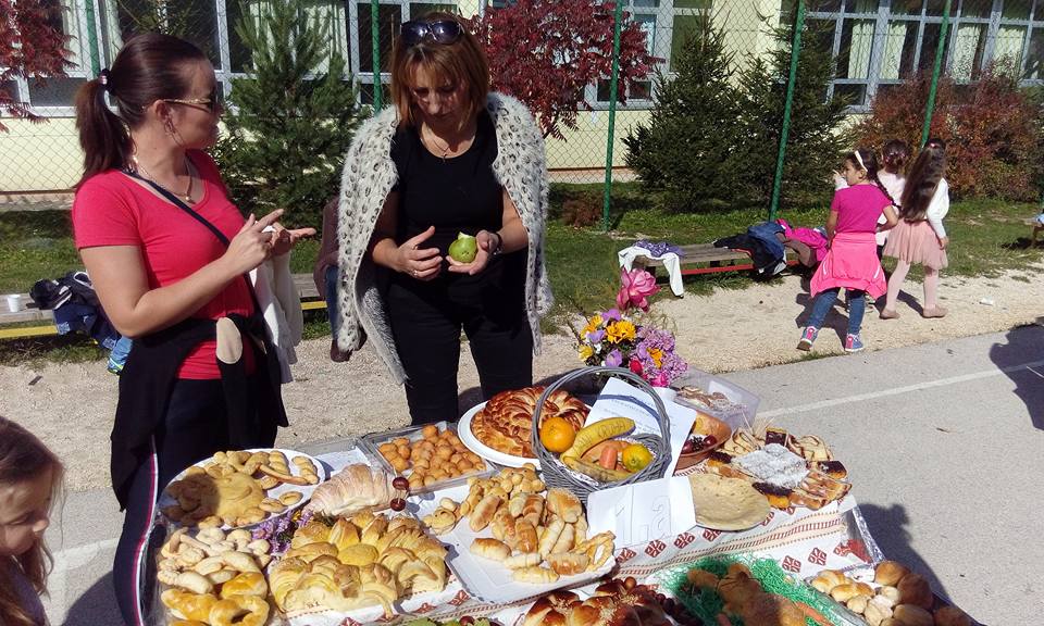 FOTO: Osnovna škola "Glamoč" darovala hranu pučkoj kuhinji u Glamoču