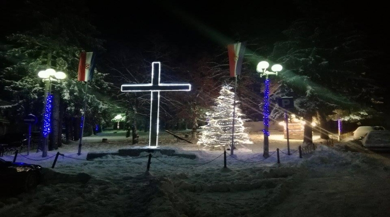 U Glamoču je završeno božićno-novogodišnje ukrašavanje grada