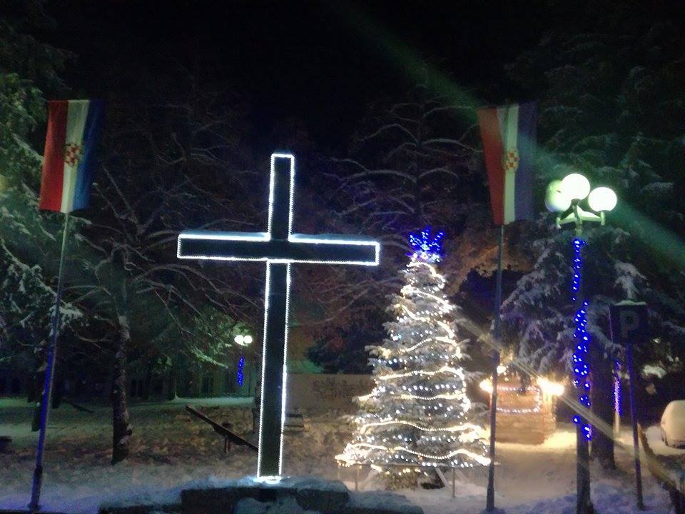 U Glamoču je završeno božićno-novogodišnje ukrašavanje grada