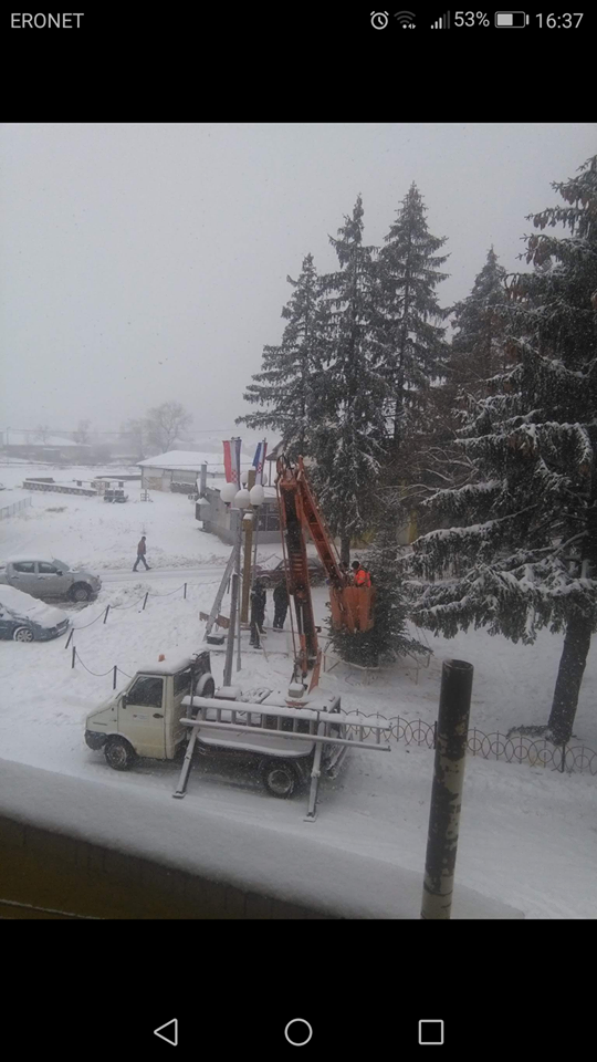 U Glamoču je završeno božićno-novogodišnje ukrašavanje grada