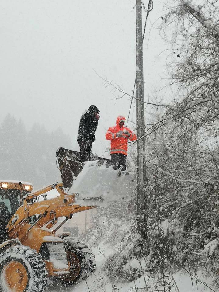 U Glamoču je završeno božićno-novogodišnje ukrašavanje grada