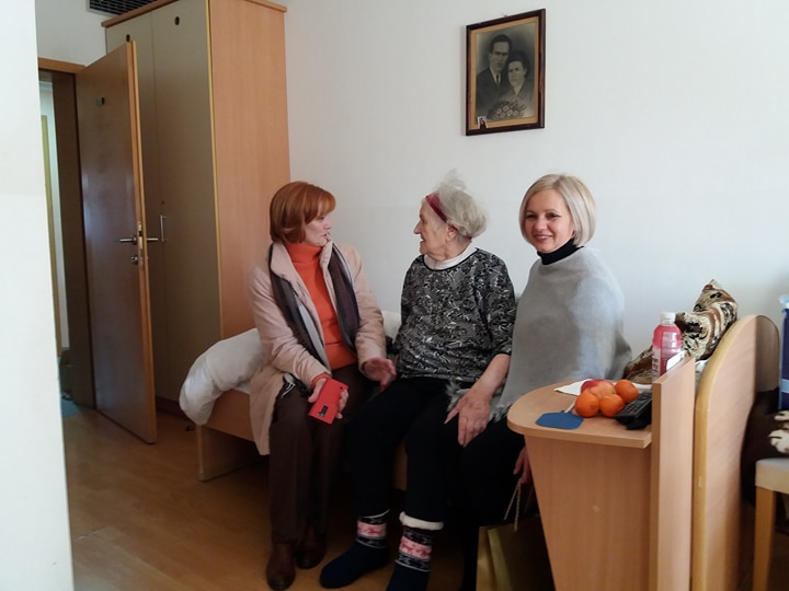 Mladež HDZ BiH Livno i Zajednica žena HDZ BiH Kraljica Katarina Kosača Livno posjetili su starački dom u Renićima