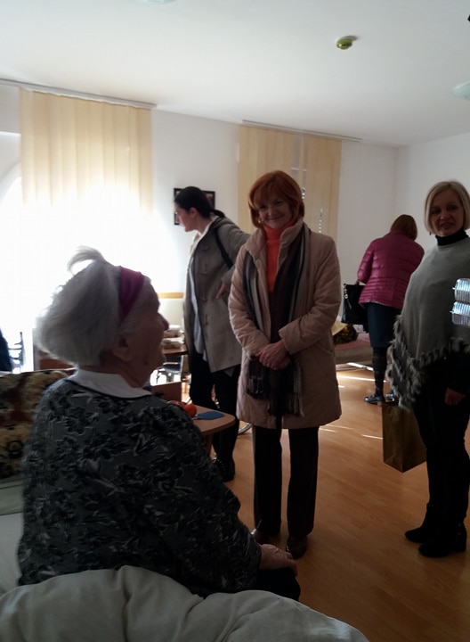 Mladež HDZ BiH Livno i Zajednica žena HDZ BiH Kraljica Katarina Kosača Livno posjetili su starački dom u Renićima