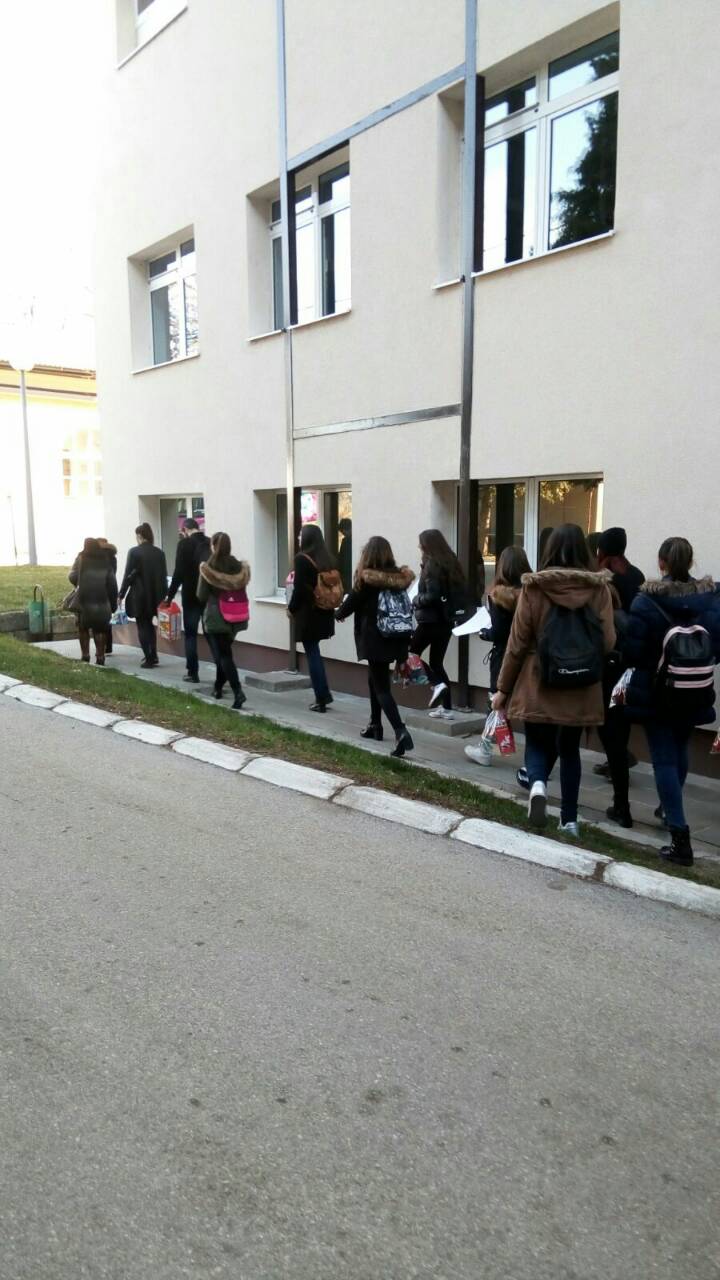Gimnazijalci podijelili 103 paketa radosti u Županijskoj bolnici "Fra Mihovil Sučić"