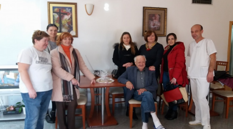 Mladež HDZ BiH Livno i Zajednica žena HDZ BiH Kraljica Katarina Kosača Livno posjetili su starački dom u Renićima
