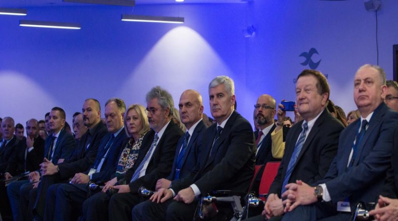 Predsjedatelj Predsjedništva BiH akademik Dragan Čović na Znanstveno-stručnom skupu s međunarodnim sudjelovanjem „Rješenje hrvatskog pitanja za europsku Bosnu i Hercegovinu“ (15. i 16. ožujka 2018. godine, Neum)