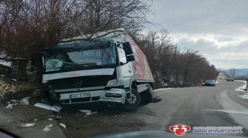 Kamion završio u jarku