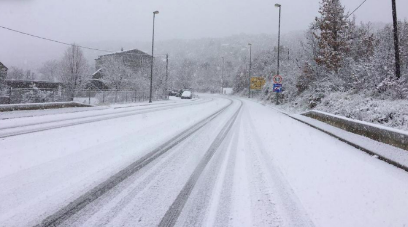 Usporen promet zbog snijega na putevima Livno-Kupres-Šuica