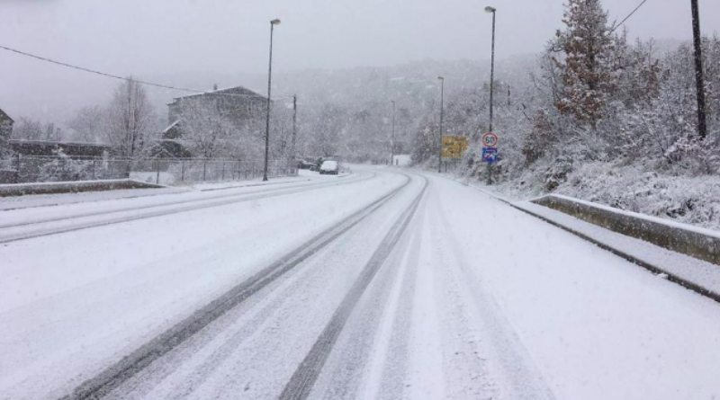 Obustavljen je promet za sve kategorije vozila na dionicama M-15 Glamoč - Mliništa, M-16 Livno - Šuica i R-419 Rakitno – Blidinje.