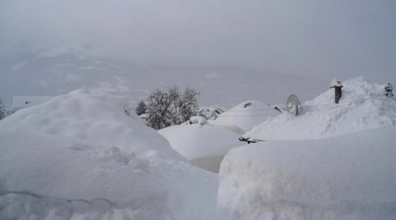 Selo kod Bosanskog Grahova danima okovano, snijega ima tri metra