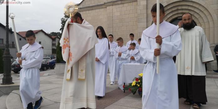 Foto: Tijelovska procesija tomislavgradskim ulicama