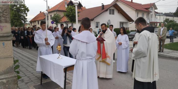 Foto: Tijelovska procesija tomislavgradskim ulicama