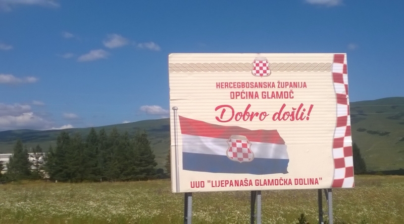 Veliki plakat na ulazu u Glamoč: “Dobro došli u Hercegbosansku Županiju, općinu Glamoč”