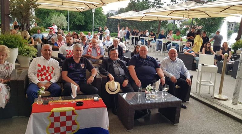 Susret Hrvata BiH koji žive u Republici Hrvatskoj s hrvatskim članom Predsjedništva BiH dr. Draganom Čovićem nakon otvaranja manifestacije nastavljen druženjem i potporom za Vatrene