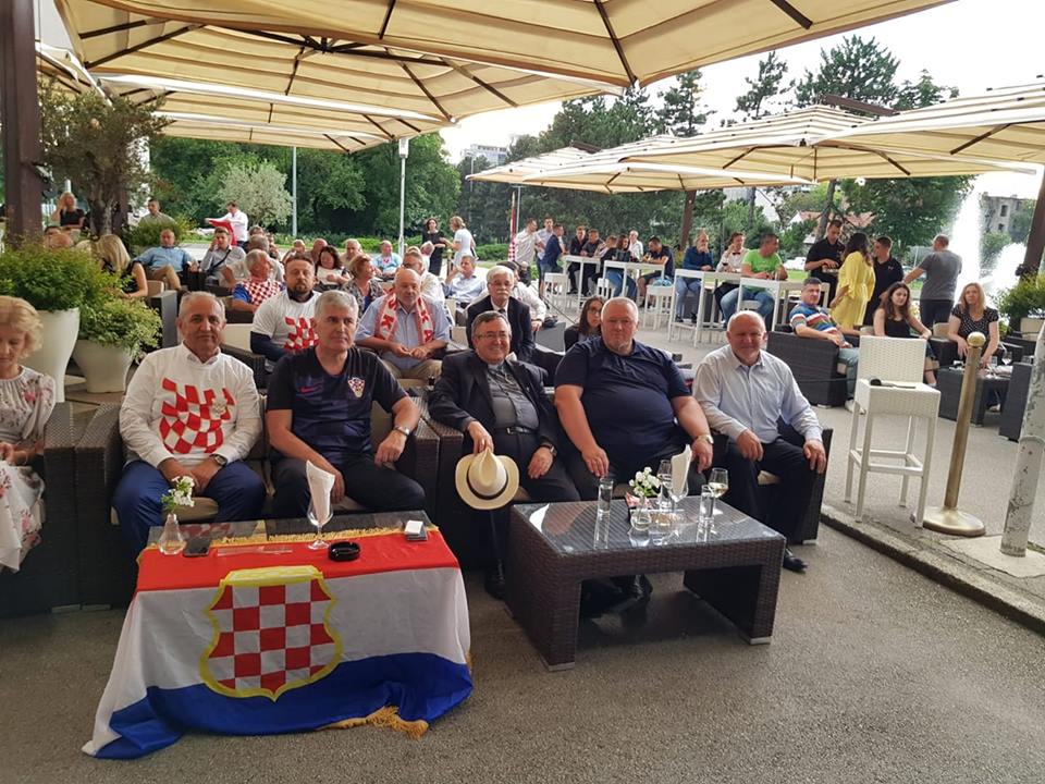 Susret Hrvata BiH koji žive u Republici Hrvatskoj s hrvatskim članom Predsjedništva BiH dr. Draganom Čovićem nakon otvaranja manifestacije nastavljen druženjem i potporom za Vatrene