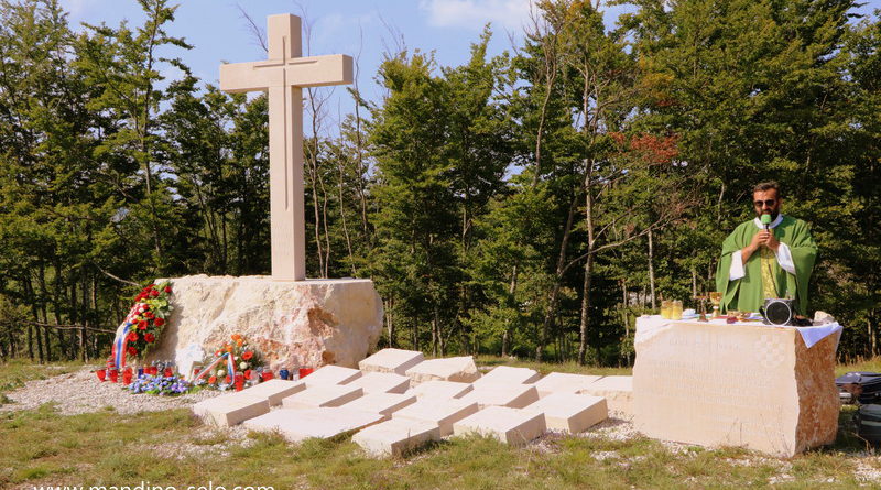 FOTO: NA PAKLINAMA OBILJEŽENA 74. OBLJETNICA POKOLJA NAD ŽITELJIMA VEDAŠIĆA I LETKE