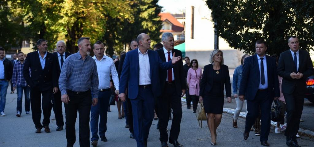 Predsjednik Čović i zamjenica Krišto uz stranačko izaslanstvo posjetili Glamoč