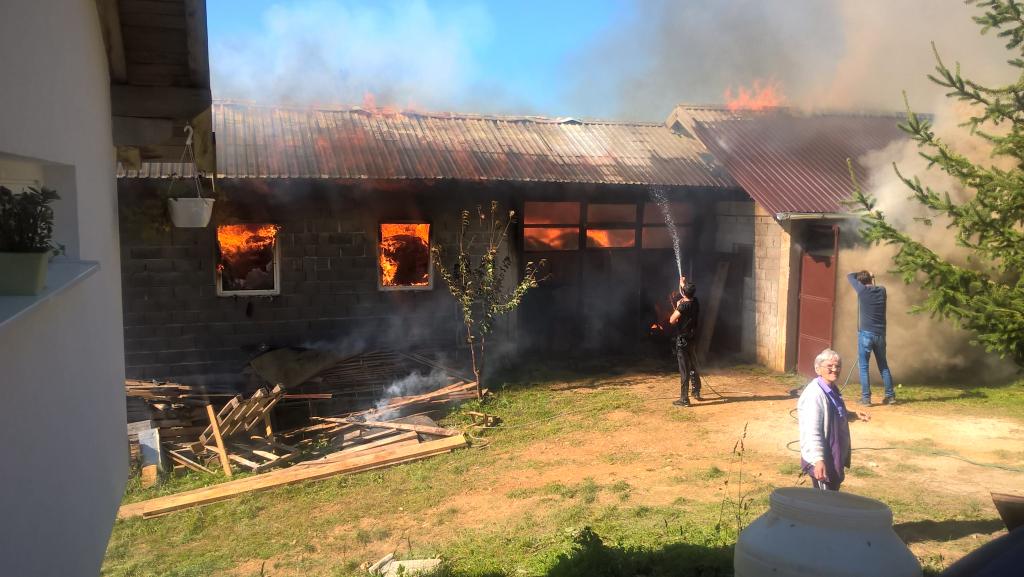 KUPRES: Požar na objektu Ante Smoljo-Žuro (FOTO)