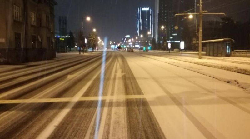Promet u BiH se odvija po vlažnom kolovozu, upozorenje zbog snijega koji pada