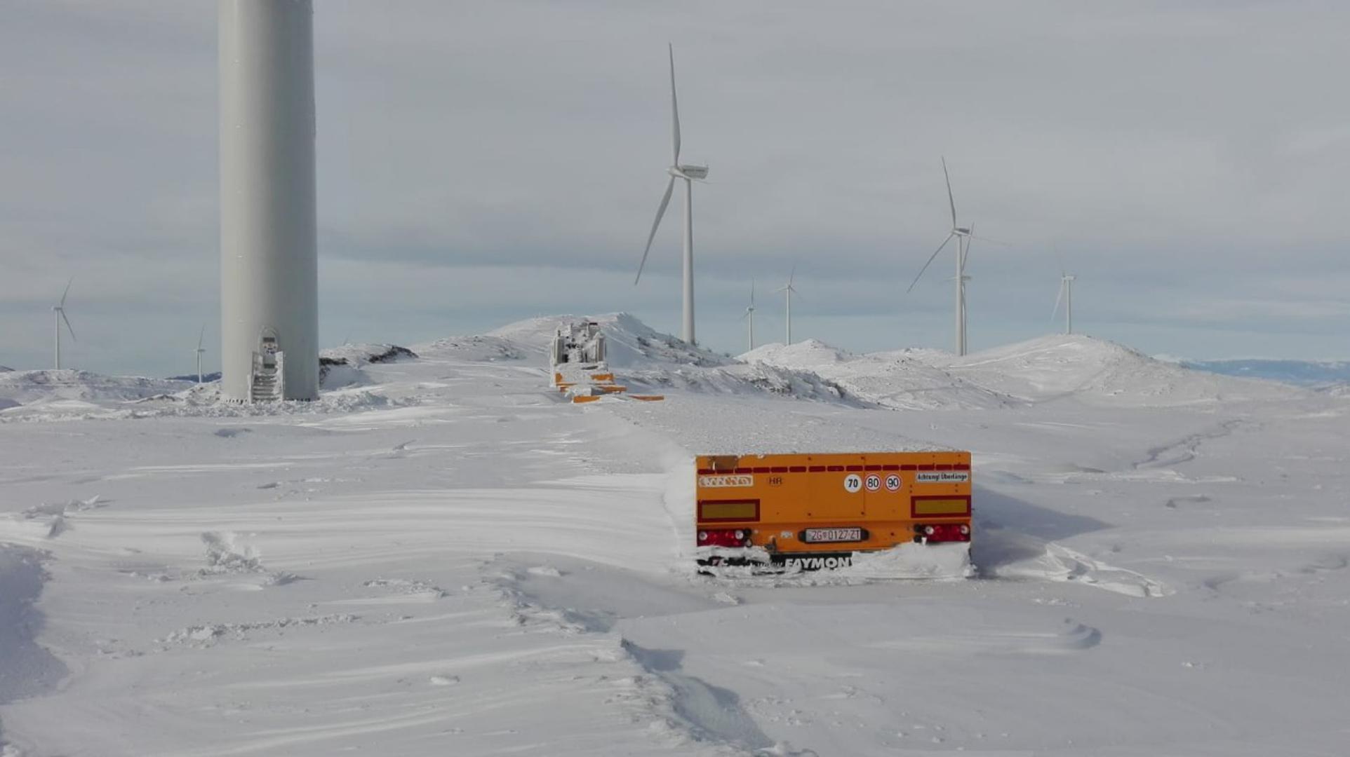 TOMISLAVGRAD: Snijeg zarobio vjetroelektranu, probijeni nanosi od četiri metra