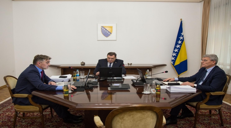 SEJDO I ŠEFIK NA MUKAMA    Priželjkivani odnos “2:1” u Predsjedništvu bošnjačkoj politici nije donio korist