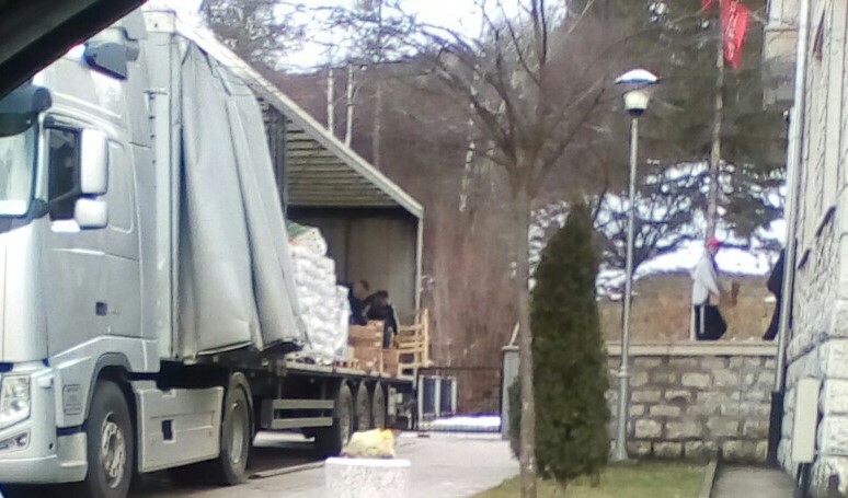 TKO ĆE UZETI VLAST U DRVARU: SNSD dijeli pakete sa hranom u kampanji Dušice Runić