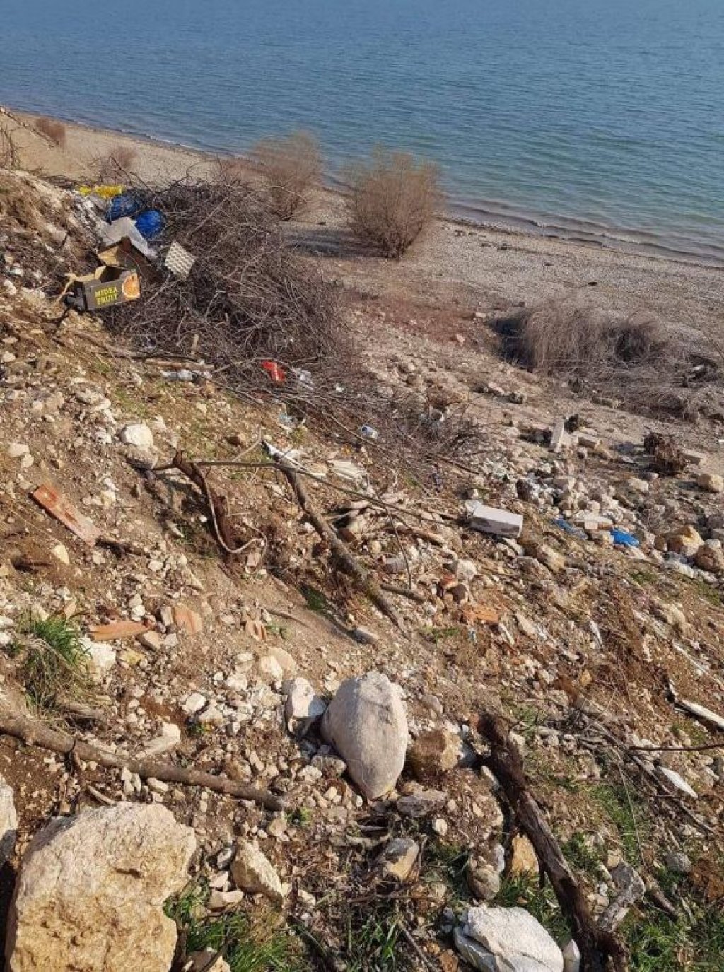 FOTO: Obala Buškog jezera kao deponija otpada