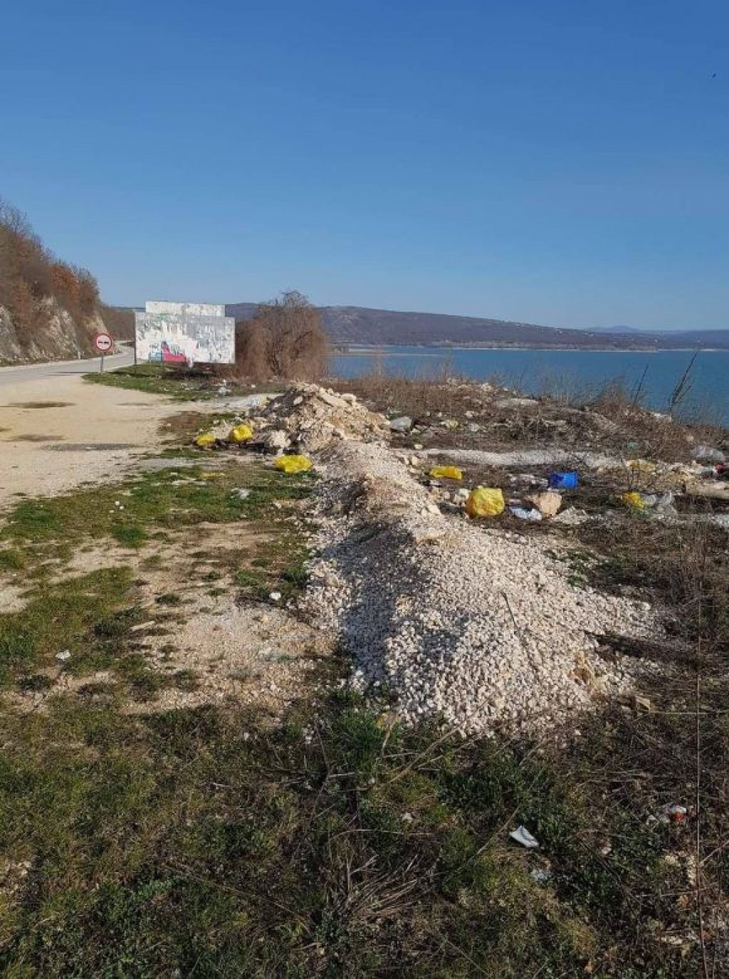 FOTO: ​Obala Buškog jezera kao deponija otpada