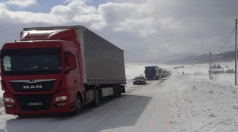 Snježna vijavica izazvala kilometarski zastoj kamiona na Kupreškom polju
