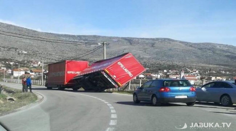 Bura prevrnula prikolicu kamiona na putu Mostar – Nevesinje