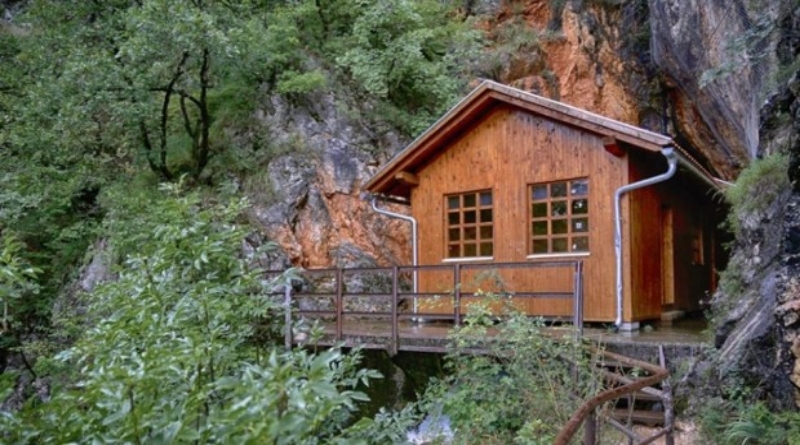 POTPISALE EDITA I DUŠICA: Potpisan ugovor o realizaciji projekta sanacije Titove pećine u Drvaru