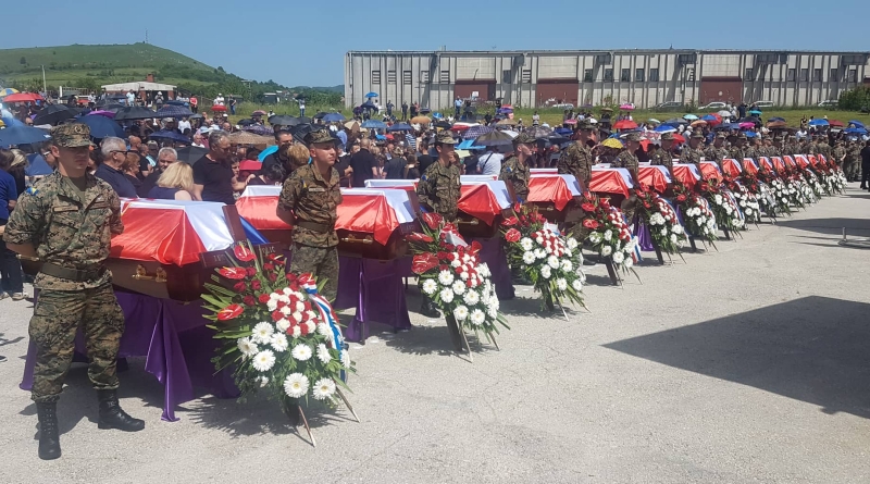 Pokopani Hrvati ubijeni u mjestu Bikoši: ‘Ono za što su oni umrli, mi danas želimo živjeti. Tamo gdje su oni stali, mi nastavljamo’