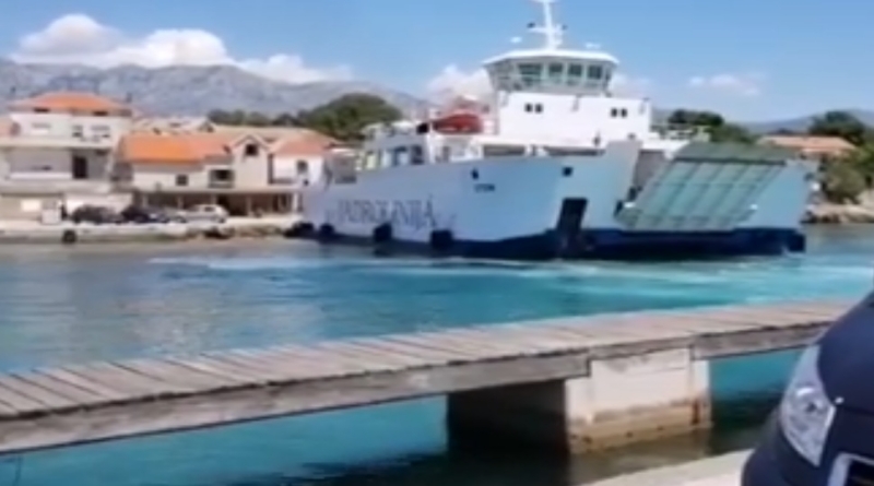 NESREĆA NA JADRANU: Trajekt udario u rivu na Hvaru, ozlijeđeno dvoje putnika (VIDEO)