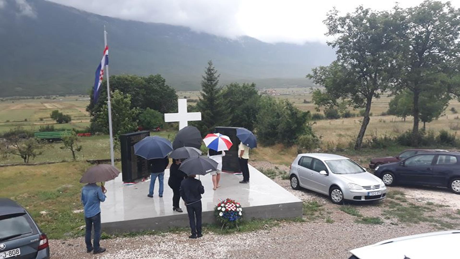 PO PRVI PUT U LIVNU Održan susret Srđevćana: Okupili se brojni gosti i mještani, otkriven spomenik